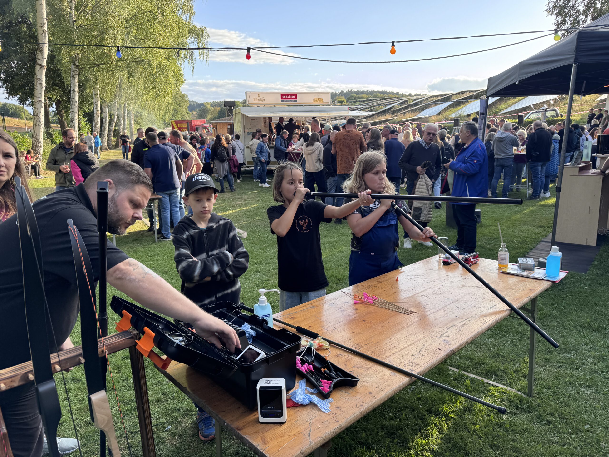 Präsentation Blasrohrschießen im Feuerwehr Biergarten Ronshausen