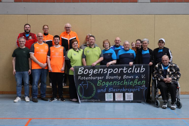 Gruppenfoto Teilnehmer Bezirksmeisterschaft Blasrohr